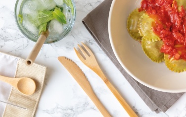 Logo trade reklaamkingid foto: Korduvkasutatavate bambusest reisisöögiriistade komplekt