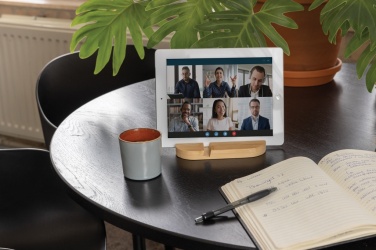 Logotrade reklaamkingituse foto: Bambusest tahvelarvuti ja telefonihoidik