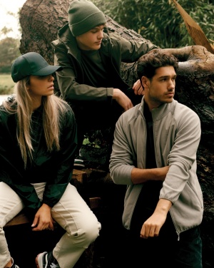 Logotrade firmakingitused pilt: Iqoniq Logani taaskasutatud polüestrist tuulejope