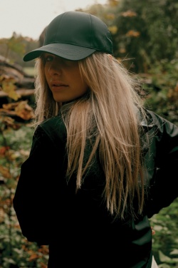 Logotrade firmakingitused pilt: Iqoniq Logani taaskasutatud polüestrist tuulejope