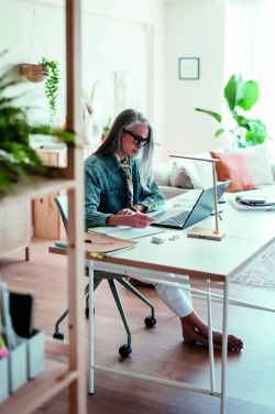 Logotrade meene foto: Lauavalgusti ja laadija 10W