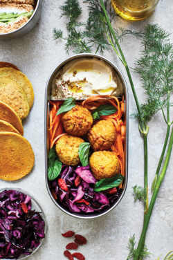 Logotrade meene foto: Black+Blum roostevabast terasest toidukarp