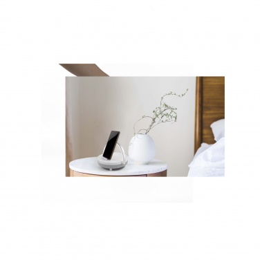 Logotrade mainostuote tuotekuva: Prixton 10 W:n 4-in-1-Bluetooth®-kaiutin LED-valolla ja langattomalla latausalustalla