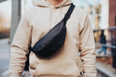 Logotrade liikelahjat kuva: Crescent AWARE™ RPET puolikuun muotoinen crossbody -laukku