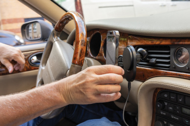 Logotrade verslo dovanos nuotrauka: „PowerCruze RCS“ plastikinis 15 W magnetinis automobilio laikiklis su įkrovimu