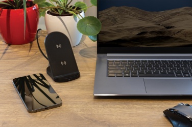 Logotrade profilprodukter bild: 15W trådlöst laddningsställ i RCS certifierad plast