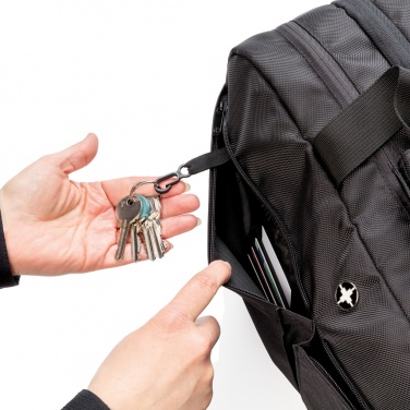 Logotrade presentreklam bild: Swiss Peak RFID duffel med resväskeöppning