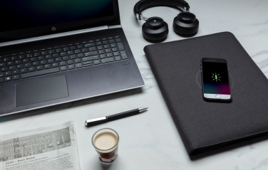 Logotrade reklamprodukter bild: Air A4 portfolio med trådlös laddning och powerbank